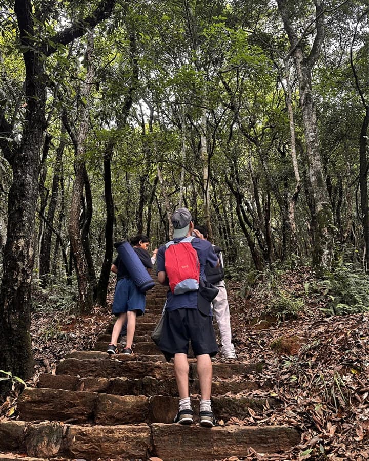 Hikers on the trail of Jamacho Hill